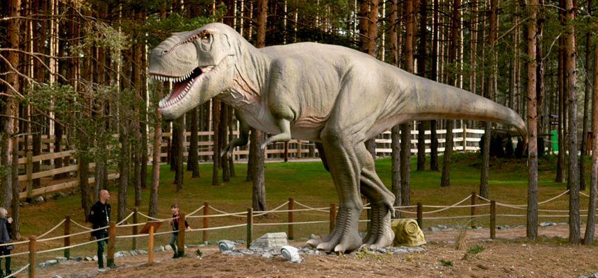 Dino park je tematski park, zabavno - edukativnog karaktera koji pruža jedinstvenu zabavu za sve uzraste. 
Prostire se na površini od 6 hektara, u srcu Zlatibora. Daleko od gradske gužve, na čistom vazduhu u borovoj šumi, na ovoj lokaciji svi posetioci će pronaći svoj kutak za uživanje. 
Ulaskom na kapiju parka, stičete utisak da ulazite u neku novu dimenziju. Dvadeset multimedijalnih replika dinosaurusa iz doba Krede i Jure i dvadeset sadržaja iz sveta moderne 
tehnologije čine savršen spoj koji svakodnevno poseti na stotine posetilaca iz celog sveta. Avantura park, zip line, veštačka stena, 6D bioskop, air soft 
(pucanje iz vernih replica oružja na poligonu od 27 pokretnih i statičnih meta), streličarstvo, kvadovi za decu, poligon za rolere i trotinete, mini golf, tubing, 
pikado fudbal su samo deo aktivnosti koje nudi ovaj jedinstevi park. Za predah gostiju u parku postoji kafe poslastičarnica.<br>U centru turističkog naselja Zlatibor, 
preko puta pijace, nalazi se Avantura park, oaza zabave i adrenalina. Najveći na Balkanu, avantura park prostire se na površini od 4 ha i obuhvata 6 nivoa koji zahtevaju 
različite stepene spremnosti avanturista i prilagođeni su različitim uzrastima. U parku su gostima na raspolaganju licencirani instruktori koji će u svakom momentu pomoći 
oko uputstava sa opremom, poligonom i upoznavanjem samog parka. U okviru parka nalazi se i restoran gde se uz odličnu kafu i sveže ceđene sokove služe tradicionalni 
specijaliteti zlatiborskog kraja.